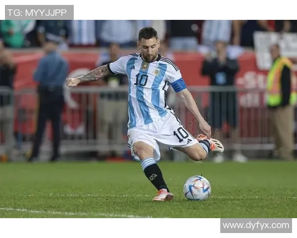 当足球巨星露出无奈神情时球场上的沉默比欢呼更震撼